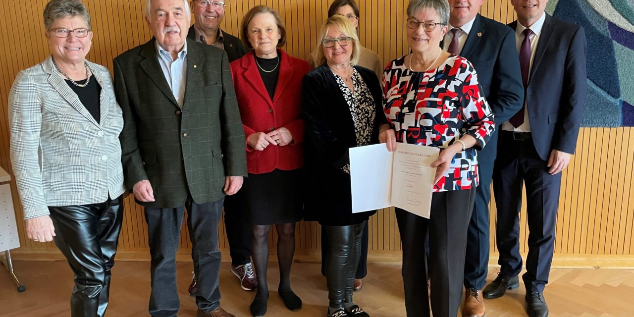 Landrat überreicht drei Ehrennadeln des Landes Rheinland-Pfalz